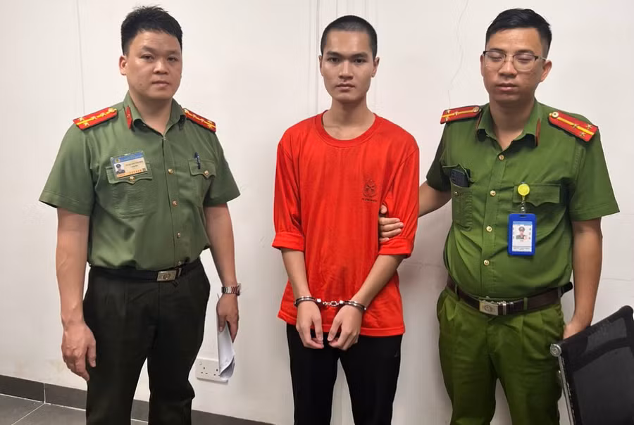 Bị can Lê Đức Huy bị bắt khi vừa xuống máy bay. Ảnh: Công an.