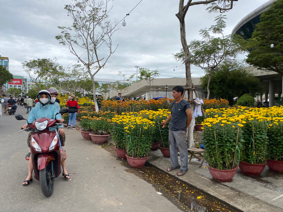 Nhiều tiểu thương khá buồn vì bán quá ế. Nhiều tiểu thương khá buồn vì bán quá ế.