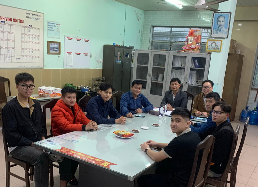 Các sinh viên ở lại đón Tết tại ký túc xá Trường Đại học Sư phạm Kỹ thuật. Các sinh viên ở lại đón Tết tại ký túc xá Trường Đại học Sư phạm Kỹ thuật.