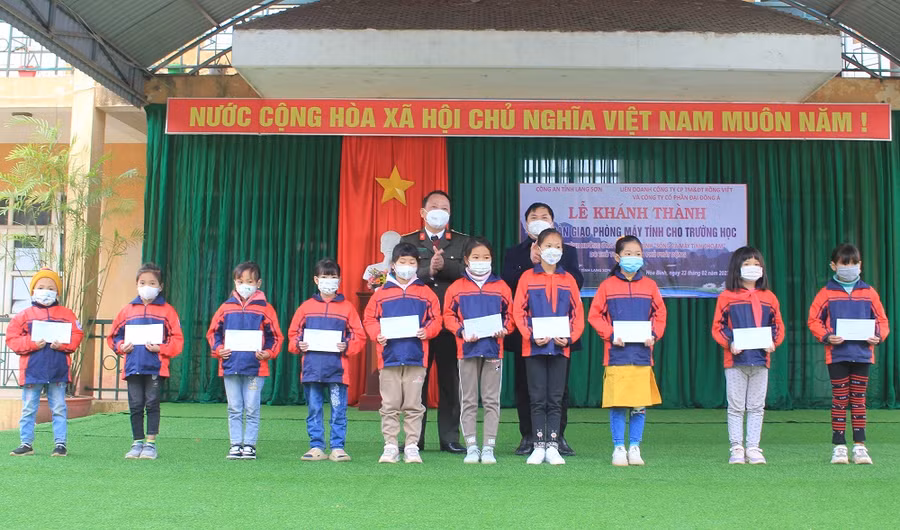 Lãnh đạo Công an tỉnh và Ủy ban Mặt trận Tổ quốc tỉnh Lạng Sơn trao quà cho các em học sinh có hoàn cảnh khó khăn trên địa bàn
