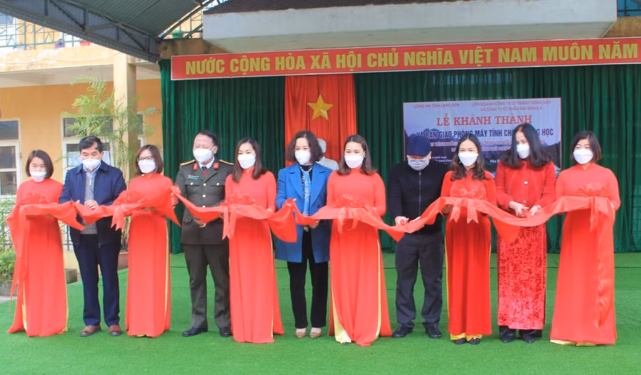Các đại biểu cắt băng khánh thành phòng học máy tính tại Trường Tiểu học và THCS xã Hòa Bình (Hữu Lũng, Lạng Sơn)