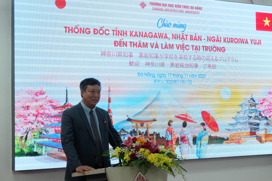 TS.KTS Phạm Anh Tuấn – Hiệu trưởng Trường Đại học Kiến trúc Đà Nẵng phát biểu tại buổi đón tiếp đoàn. TS.KTS Phạm Anh Tuấn – Hiệu trưởng Trường Đại học Kiến trúc Đà Nẵng phát biểu tại buổi đón tiếp đoàn.