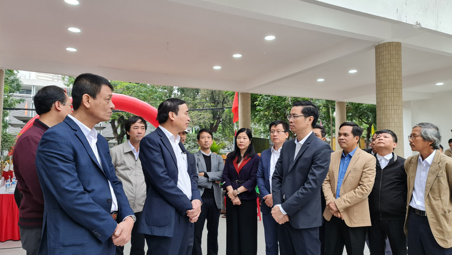 Đơn vị thi công báo cáo về dự án với lãnh đạo UBND TP. Đà Nẵng. Ảnh: Hoàng Vinh.