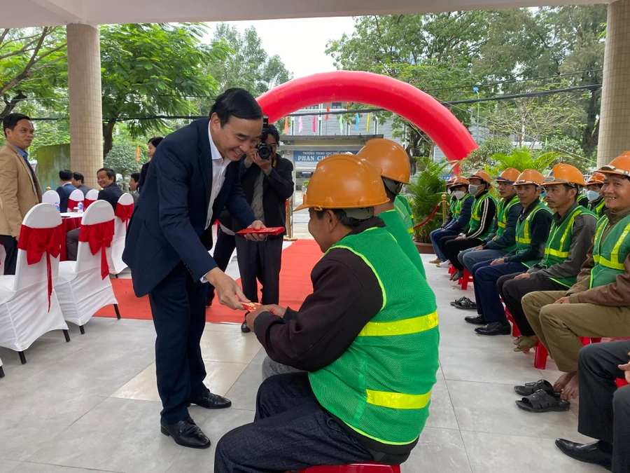 Ông Lê Trung Chinh - Chủ tịch UBND TP. Đà Nẵng lì xì đầu năm cho công nhân thi công công trình. Ảnh: Hoàng Vinh. 