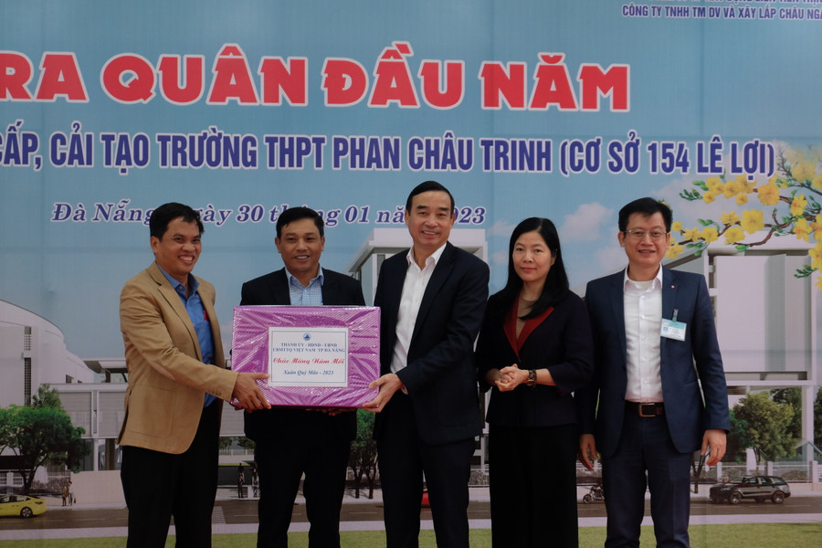 Ông Lê Trung Chinh - Chủ tịch UBND TP. Đà Nẵng (thứ 3, từ phải qua) tặng quà động viên lực lượng thi công công trình đầu năm mới. Ảnh: Hoàng Vinh.