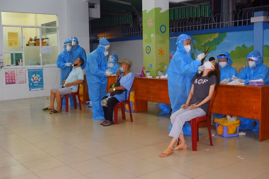 Lực lượng y tế lấy mẫu xét nghiệm cho người dân để tầm soát dịch Covid-19. (Ảnh: HCDC).