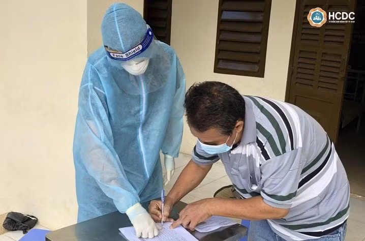 Người dân được ký giấy ra viện tại Bệnh viện Dã chiến thu dung điều trị Covid-19 số 1 (Ảnh: HCDC) 