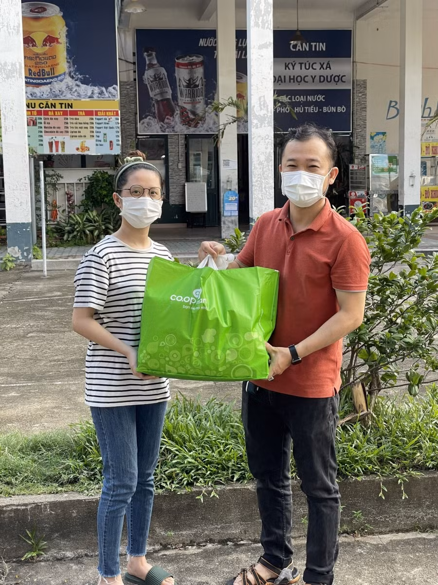 500 phần quà được trao cho các em sinh viên có hoàn cảnh khó khăn đang ở trong khu phong toả, nhà trọ, ký túc xá...