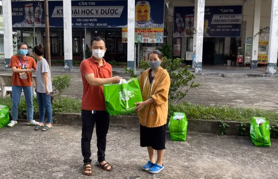 ThS Trương Văn Đạt – Trưởng phòng Công tác sinh viên ĐH Y Dược TP Hồ Chí Minh trao quà cho các sinh viên có hoàn cảnh khó khăn ở ký túc xá.