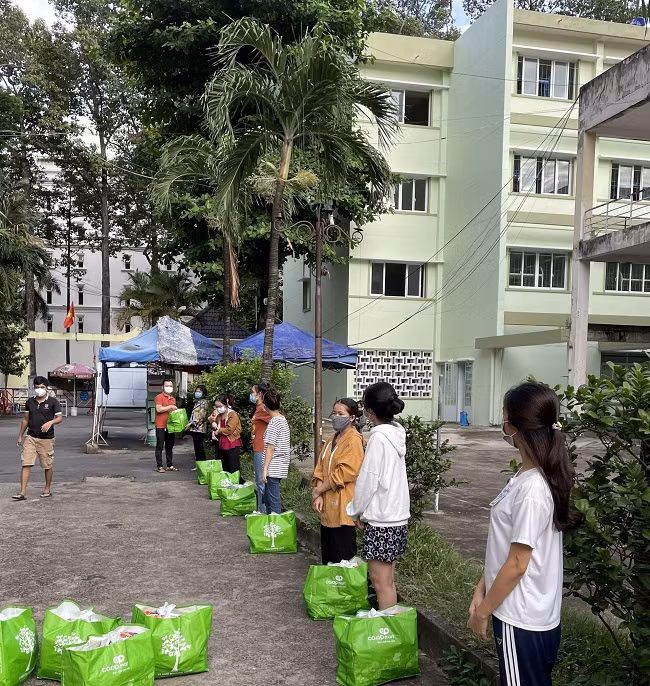 Một phần quà bao gồm: Lương thực, sữa, mỳ gói, gạo, xúc xích, nước tương, nước mắm, dầu ăn...