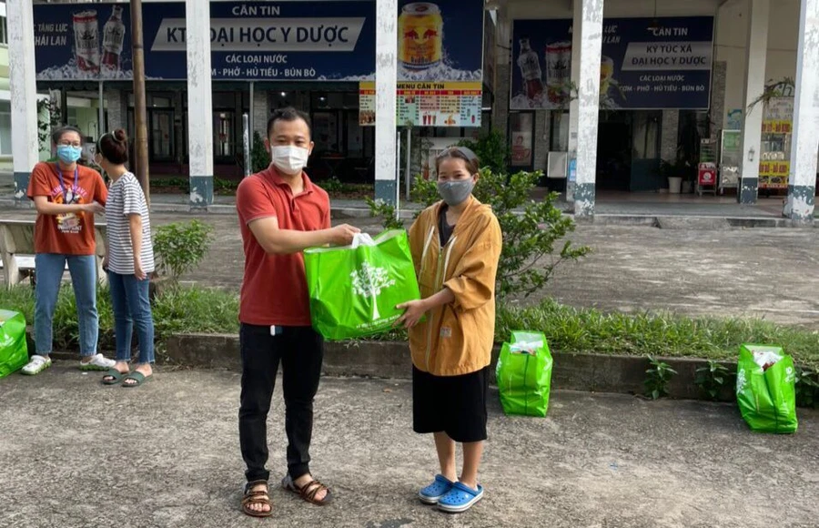 ThS Trương Văn Đạt – Trưởng phòng Công tác sinh viên ĐH Y Dược TP Hồ Chí Minh trao quà cho các sinh viên có hoàn cảnh khó khăn ở ký túc xá.