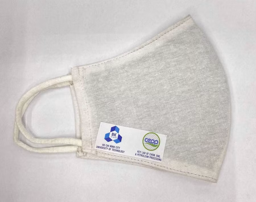 Khẩu trang do thầy trò Trường ĐH Bách khoa TP.HCM nghiên cứu có thể lọc được 99% bụi mịn, kháng khuẩn và ngăn chặn lây nhiễm virus...(Ảnh: Thy Huyền)