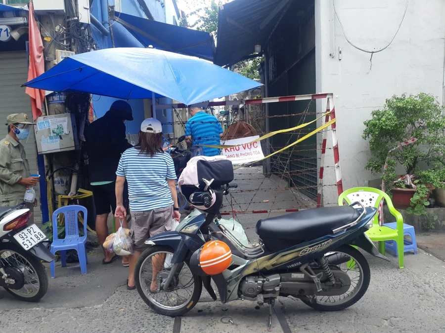 Lực lượng chức năng quận Bình Thạnh đã phong tỏa, cách ly khu vực hẻm trên Điện Biên Phủ, phường 15, để phòng chống dịch Covid-19 (Ảnh: HCDC)