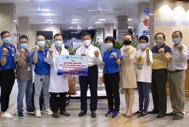 PGS TS BS. Nguyễn Hoàng Bắc – Phó Hiệu trưởng điều hành Đại học Y Dược TP Hồ Chí Minh, Giám đốc BV, cùng các đồng nghiệp tại BV và đoàn công tác quyết tâm sớm chiến thắng dịch bệnh. (Ảnh: BVCC).