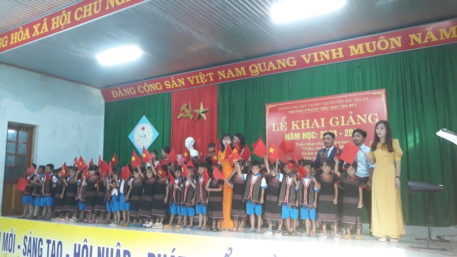 Học sinh Trường Phổ thông Dân tộc bán trú Tiểu học Trà Bui (huyện Bắc Trà My, tỉnh Quảng Nam) trong lễ khai giảng. Học sinh Trường Phổ thông Dân tộc bán trú Tiểu học Trà Bui (huyện Bắc Trà My, tỉnh Quảng Nam) trong lễ khai giảng.