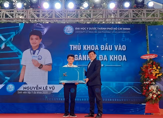 GS.TS. Nguyễn Thanh Long – Quyền Bộ trưởng Bộ Y tế tặng máy tính cho thủ khoa Nguyễn Lê Vũ -sinh viên Y đa khoa 2020