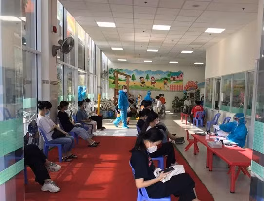 Sinh viên ở Khu ký túc xá - Trường ĐH Bách khoa TP.HCM được tiêm vắc xin phòng dịch Covid-19 (Ảnh: IT)