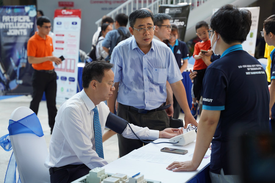 Đại biểu trải nghiệm sản phẩm của sinh viên trưng bày tại buổi lễ. (Ảnh: HCMUT) Đại biểu trải nghiệm sản phẩm của sinh viên trưng bày tại buổi lễ. (Ảnh: HCMUT)