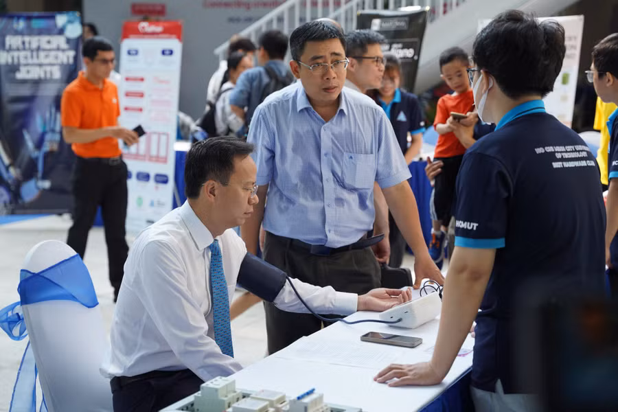 Đại biểu trải nghiệm sản phẩm của sinh viên trưng bày tại buổi lễ. (Ảnh: HCMUT)