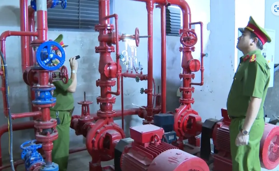 Đoàn công tác kiểm tra hệ thống cấp nước chữa cháy tại các cơ sở kinh doanh dịch vụ karaoke. Ảnh: CAQB.