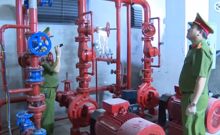 Đoàn công tác kiểm tra hệ thống cấp nước chữa cháy tại các cơ sở kinh doanh dịch vụ karaoke. Ảnh: CAQB.