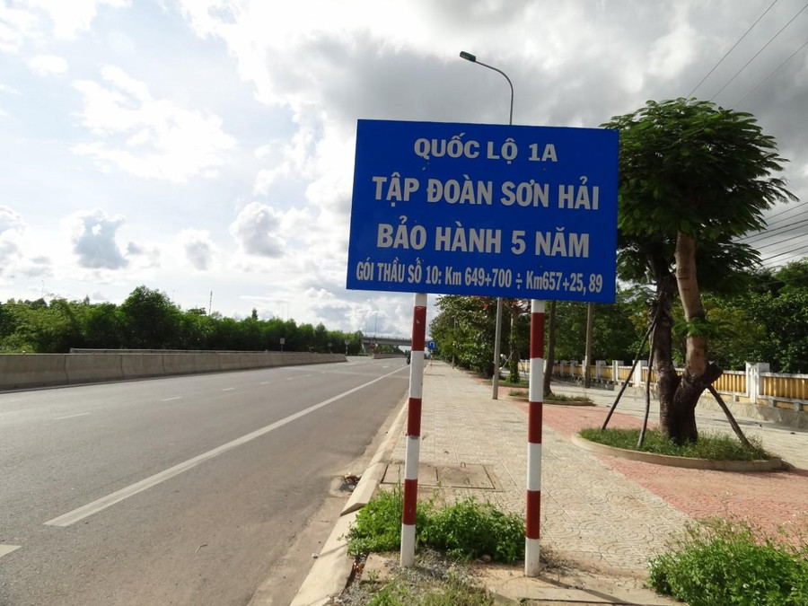 Trước đó, những tuyến đường do Tập đoàn Sơn Hải thi công được cắm biển cam kết bảo hành 5 năm. Trước đó, những tuyến đường do Tập đoàn Sơn Hải thi công được cắm biển cam kết bảo hành 5 năm.