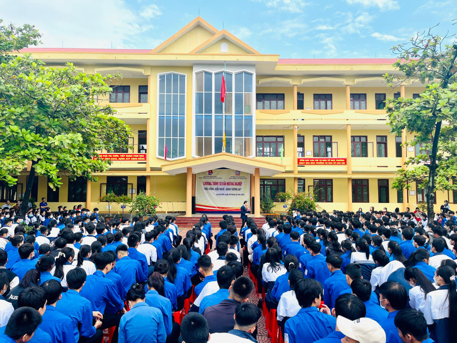 Công tác hướng nghiệp cho học sinh tại các trường học sau tốt nghiệp cũng được Trung tâm dịch vụ việc làm thanh niên tỉnh Quảng Bình triển khai có hiệu quả.