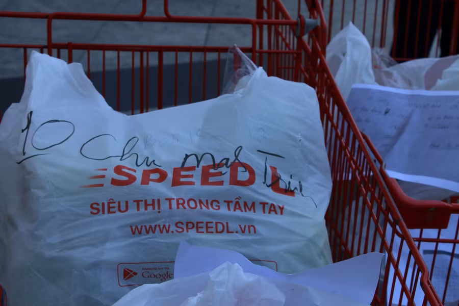 Hàng hóa chuẩn bị được giao cho người dân