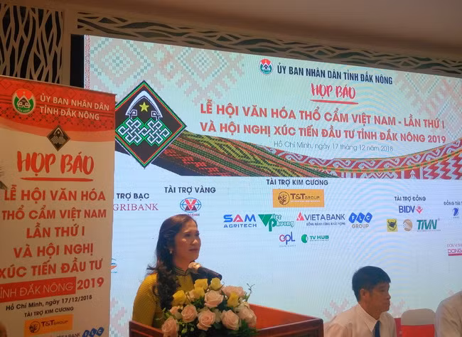 Bà Tôn Thị Ngọc Hạnh-Phó Chủ tịch UBND tỉnh Đắk Nông thông tin về chương trình lễ hội tại buổi họp báo.