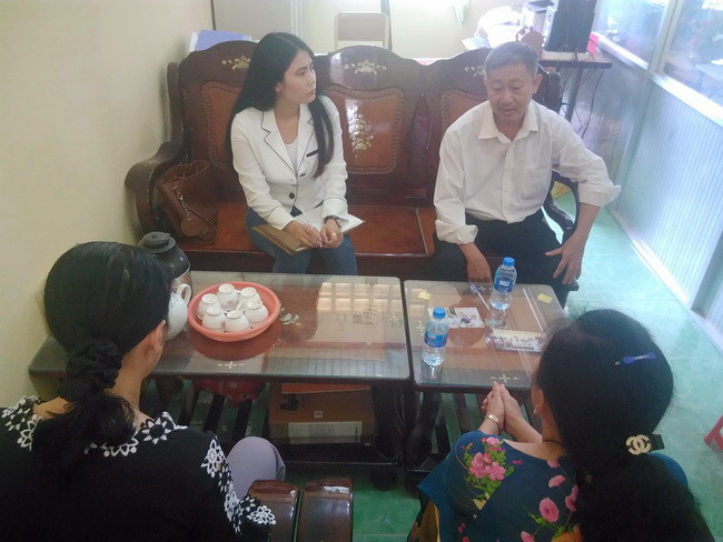 Thầy Nguyễn Văn Đạt, Hiệu trưởng-Trường Tiểu Học Bình Hữu và cô giáo C.T.V cùng chị ruột trao đổi với phóng viên. Thầy Nguyễn Văn Đạt, Hiệu trưởng-Trường Tiểu Học Bình Hữu và cô giáo C.T.V cùng chị ruột trao đổi với phóng viên.