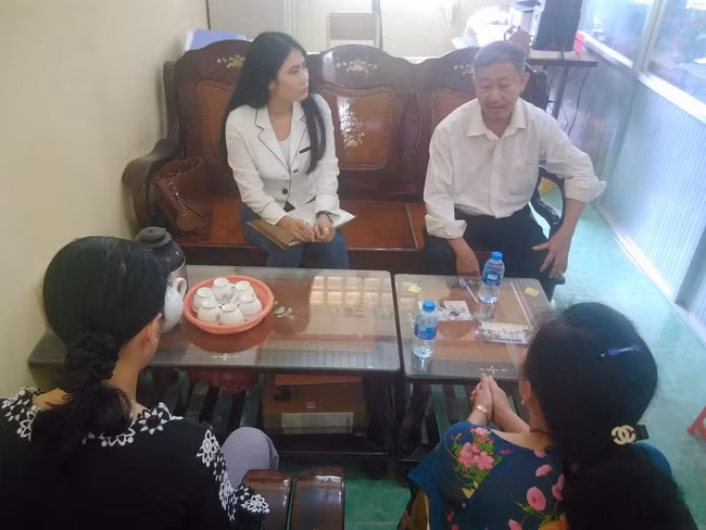 Thầy Nguyễn Văn Đạt, Hiệu trưởng-Trường Tiểu Học Bình Hữu và cô giáo C.T.V cùng chị ruột trao đổi với phóng viên.