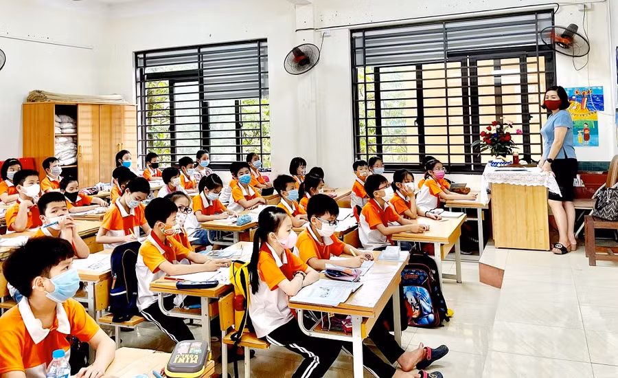 HS Trường Tiểu học Đội Cấn (TP Thái Nguyên) trong một buổi học trước khi được thông báo tạm dừng đến trường.