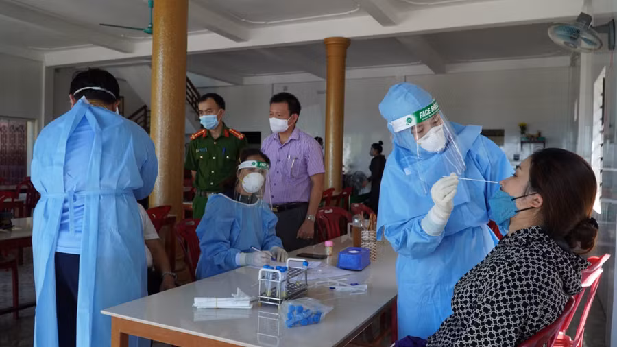 Ngành Y tế Quảng Bình trong một lần xét nghiệm cho các nhân viên nhà hàng, quán ăn dọc quốc lộ 1.