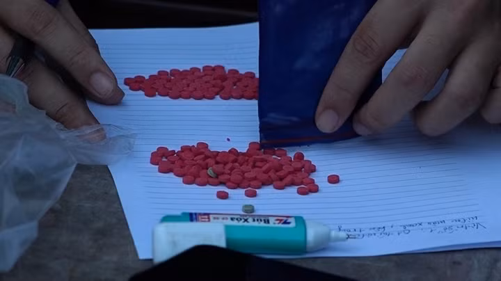 Lực lượng chức năng kiểm đếm và thu giữ số lượng ma túy.