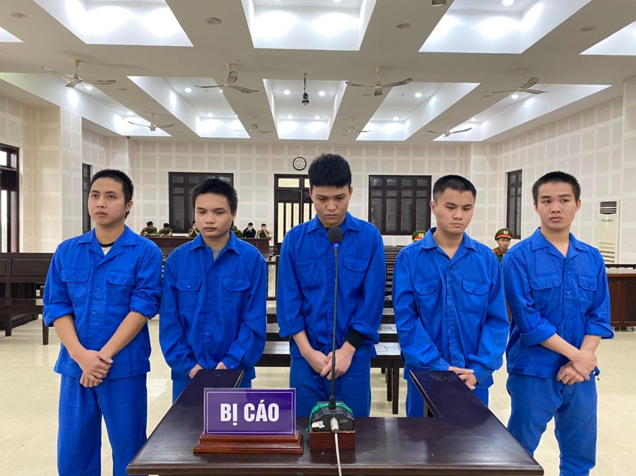 Các bị cáo tại phiên tòa. 