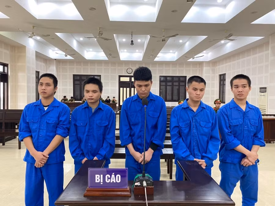 Các bị cáo tại phiên tòa. 