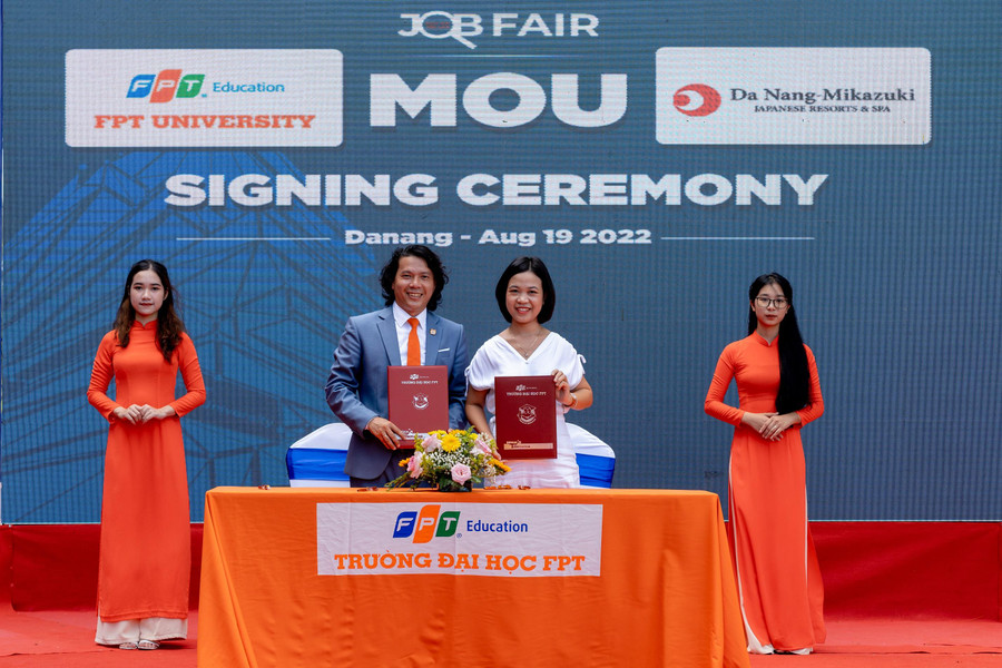 Đại diện Trường Đại học FPT Đà Nẵng (mặc vest) ký kết hợp tác với các doanh nghiệp. Đại diện Trường Đại học FPT Đà Nẵng (mặc vest) ký kết hợp tác với các doanh nghiệp.