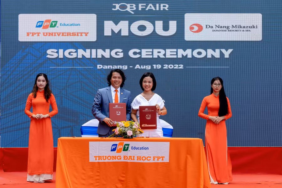 Đại diện Trường Đại học FPT Đà Nẵng (mặc vest) ký kết hợp tác với các doanh nghiệp.