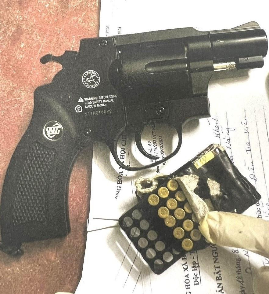 Khẩu súng rulo mà công an thu giữ được. Ảnh: Công an. Khẩu súng rulo mà công an thu giữ được. Ảnh: Công an.