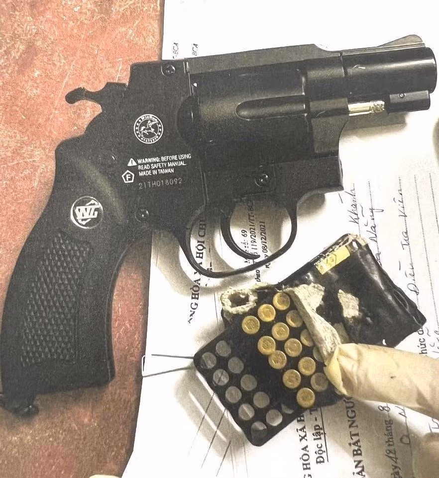 Khẩu súng rulo mà công an thu giữ được. Ảnh: Công an. Khẩu súng rulo mà công an thu giữ được. Ảnh: Công an.