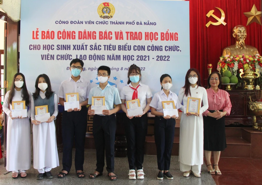 Bà Đinh Thị Thanh Hà (áo hồng) - Phó Chủ tịch Liên đoàn Lao động TP. Đà Nẵng trao học bổng cho các cháu đạt thành tích cao trong học tập.