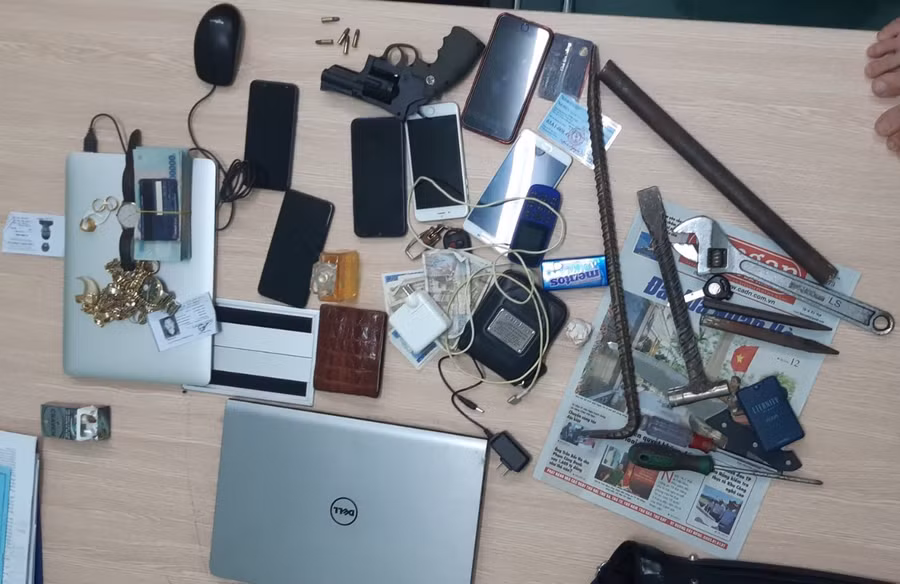 Tang vật công an thu giữ từ các đối tượng. Ảnh: Công an.