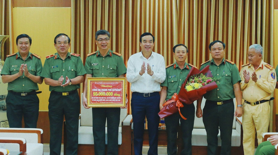 Ông Lê Trung Chinh (áo trắng) - Chủ tịch UBND TP Đà Nẵng khen thưởng cho Công an TP Đà Nẵng. 