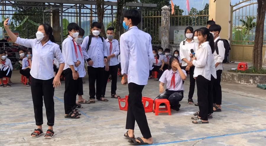 Những tình huống giả định về bạo lực học đường do các em học sinh thể hiện. 