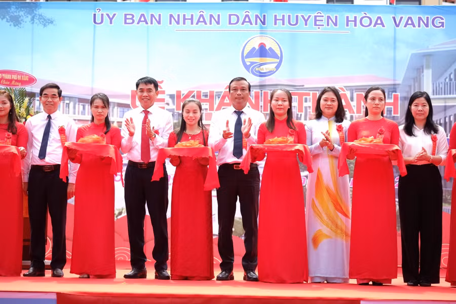 Đại diện lãnh đạo UBND huyện Hòa Vang, Sở GD&ĐT TP Đà Nẵng cắt băng khánh thành Trường Tiểu học An Phước. 