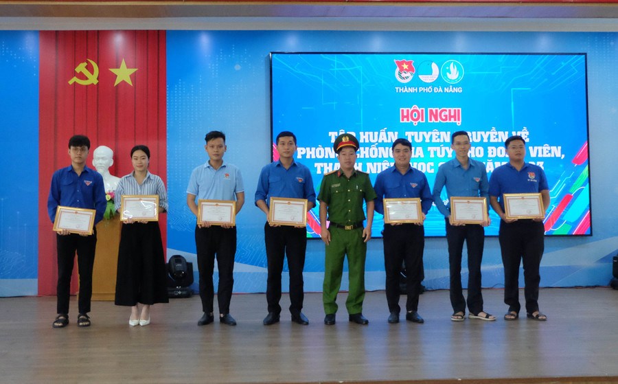 Đại diện Công an TP Đà Nẵng giấy khen cho 7 tập thể có thành tích xuất sắc Phong trào toàn dân bảo vệ an ninh Tổ quốc. Ảnh: Hoàng Vinh. Đại diện Công an TP Đà Nẵng giấy khen cho 7 tập thể có thành tích xuất sắc Phong trào toàn dân bảo vệ an ninh Tổ quốc. Ảnh: Hoàng Vinh.