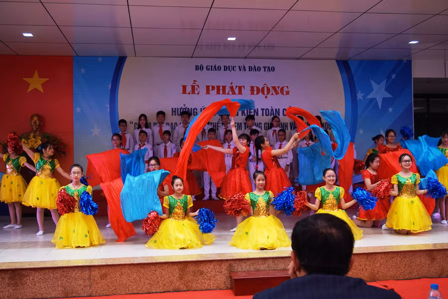 Chấm dứt bạo lực thân thể trẻ em trong gia đình và nhà trường