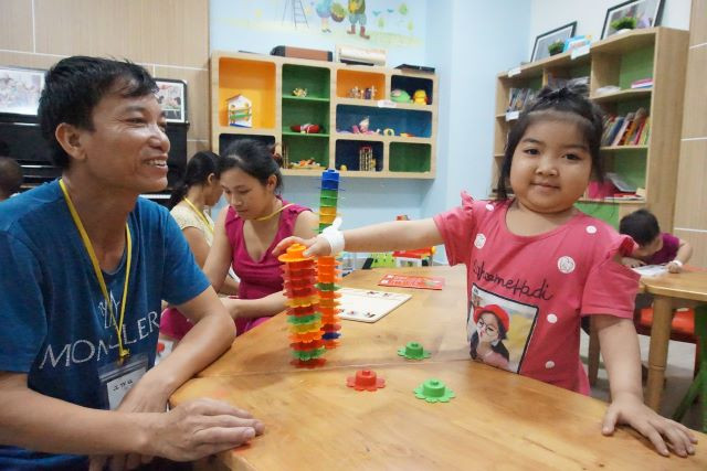 Bé Hoàn vẫn yêu thích những trò chơi mẫu giáo.