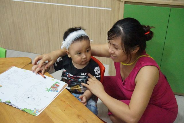 "Mau khỏi bệnh con nhé để được tới trường!".