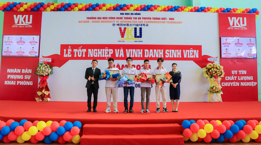 Trao giấy khen cho các sinh viên đạt thành tích xuất sắc trong các kỳ thi sinh viên giỏi quốc tế. Ảnh: Hoàng Vinh. Trao giấy khen cho các sinh viên đạt thành tích xuất sắc trong các kỳ thi sinh viên giỏi quốc tế. Ảnh: Hoàng Vinh.